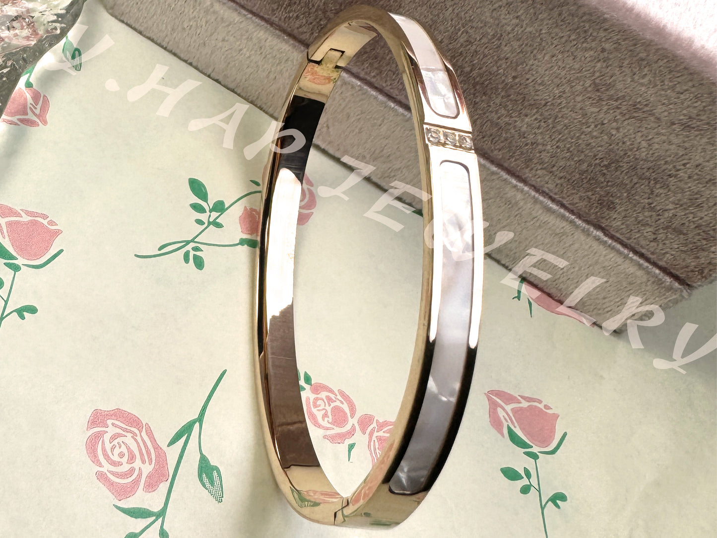 White Shell Three-row Diamond Rose Gold Metal Bracelet_JEWELRY