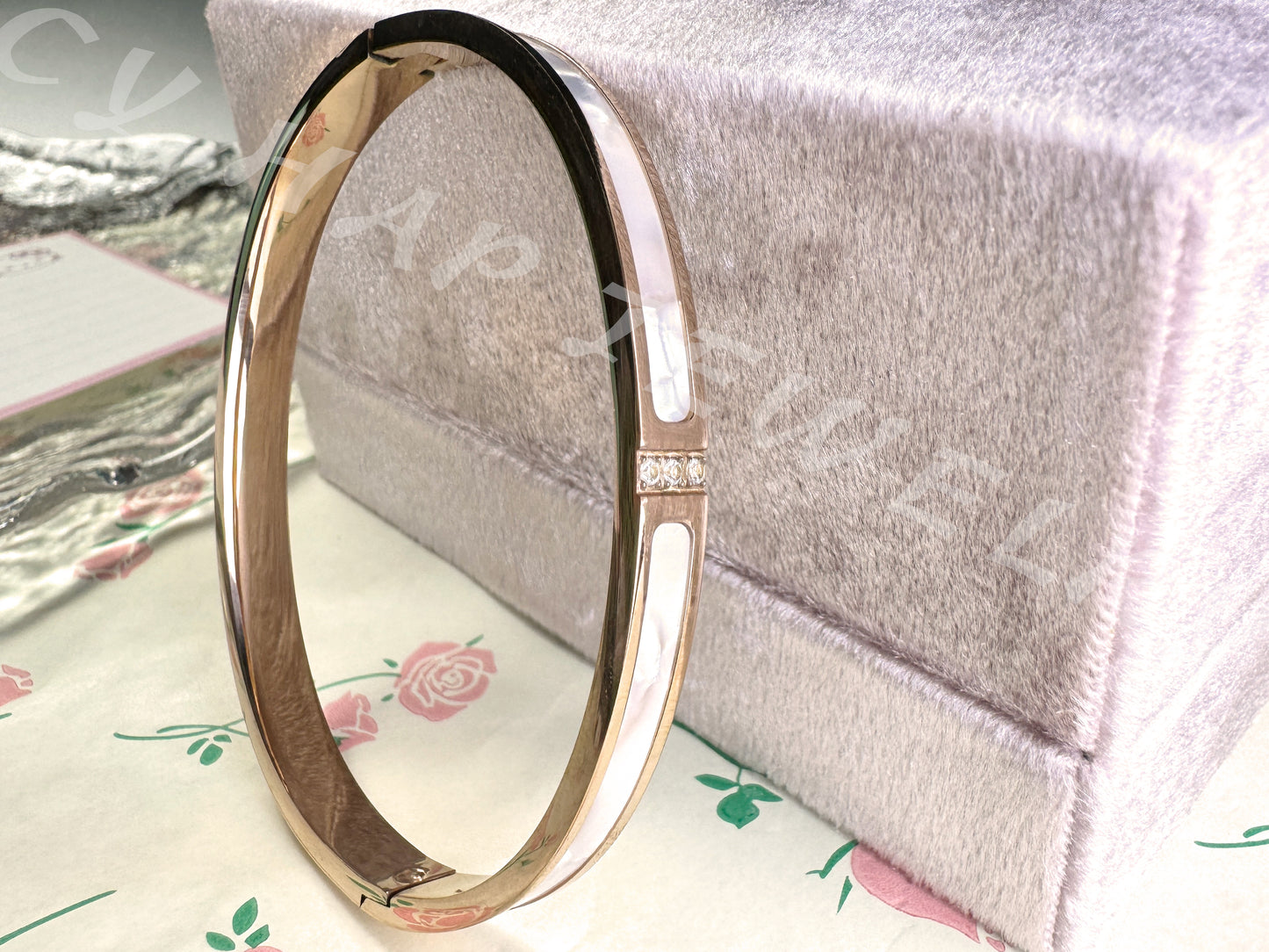 White Shell Three-row Diamond Rose Gold Metal Bracelet_JEWELRY