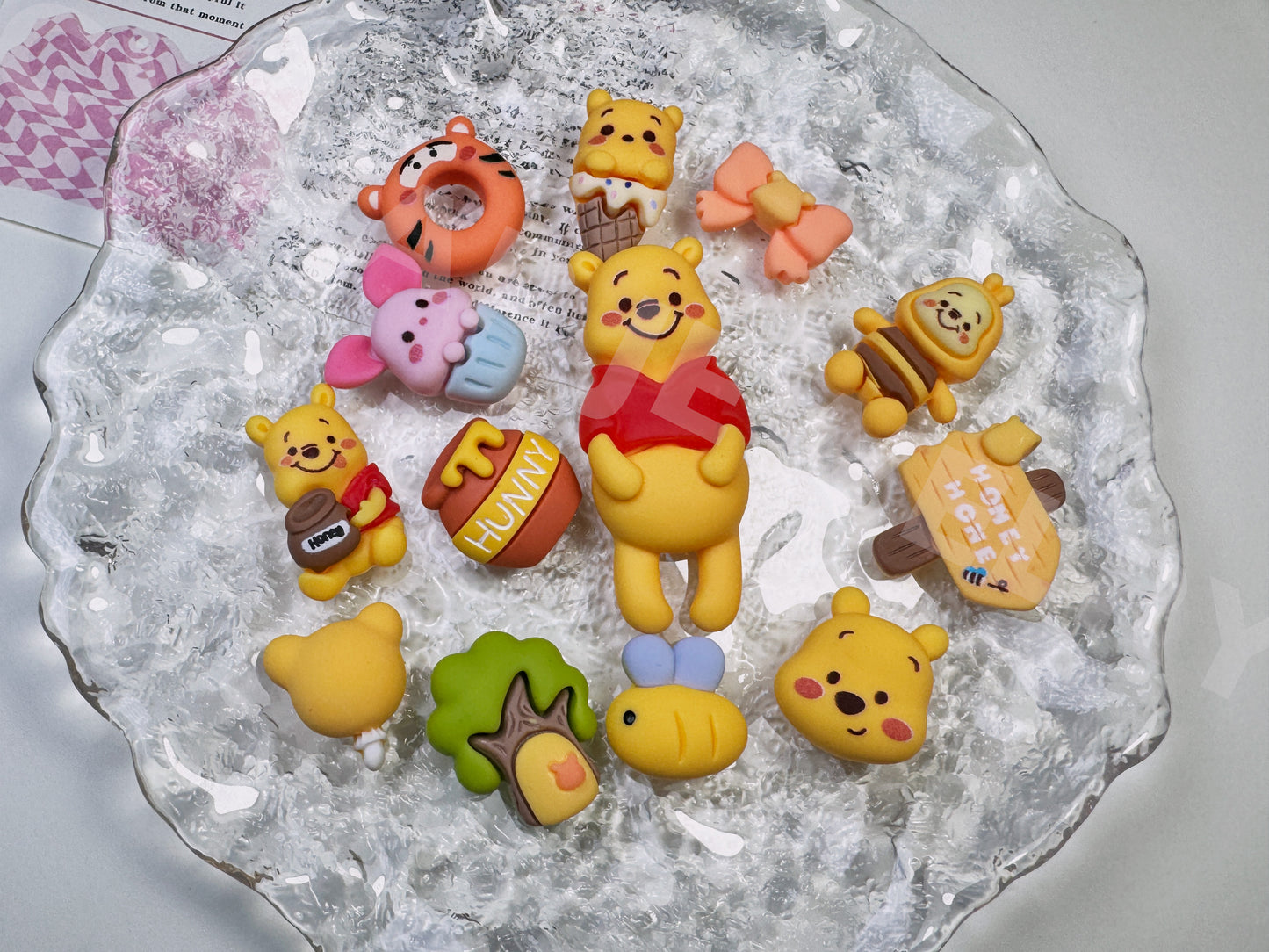 Bear winnie the Pooh eating honey_Chuanyi DIY Studio