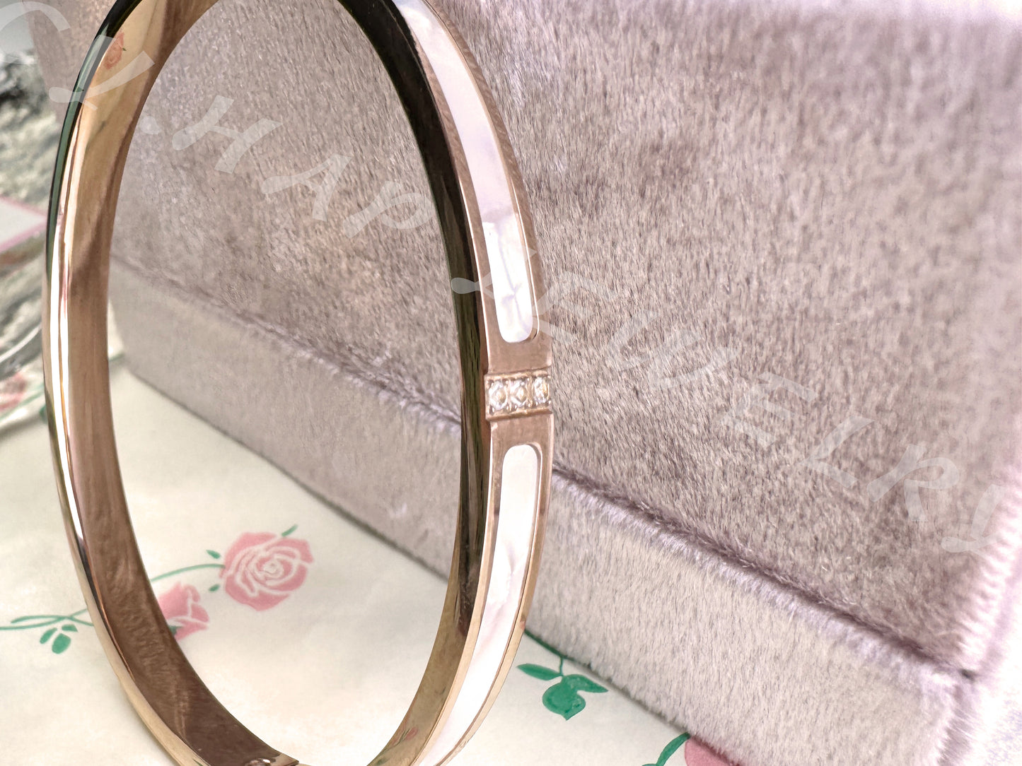 White Shell Three-row Diamond Rose Gold Metal Bracelet_JEWELRY