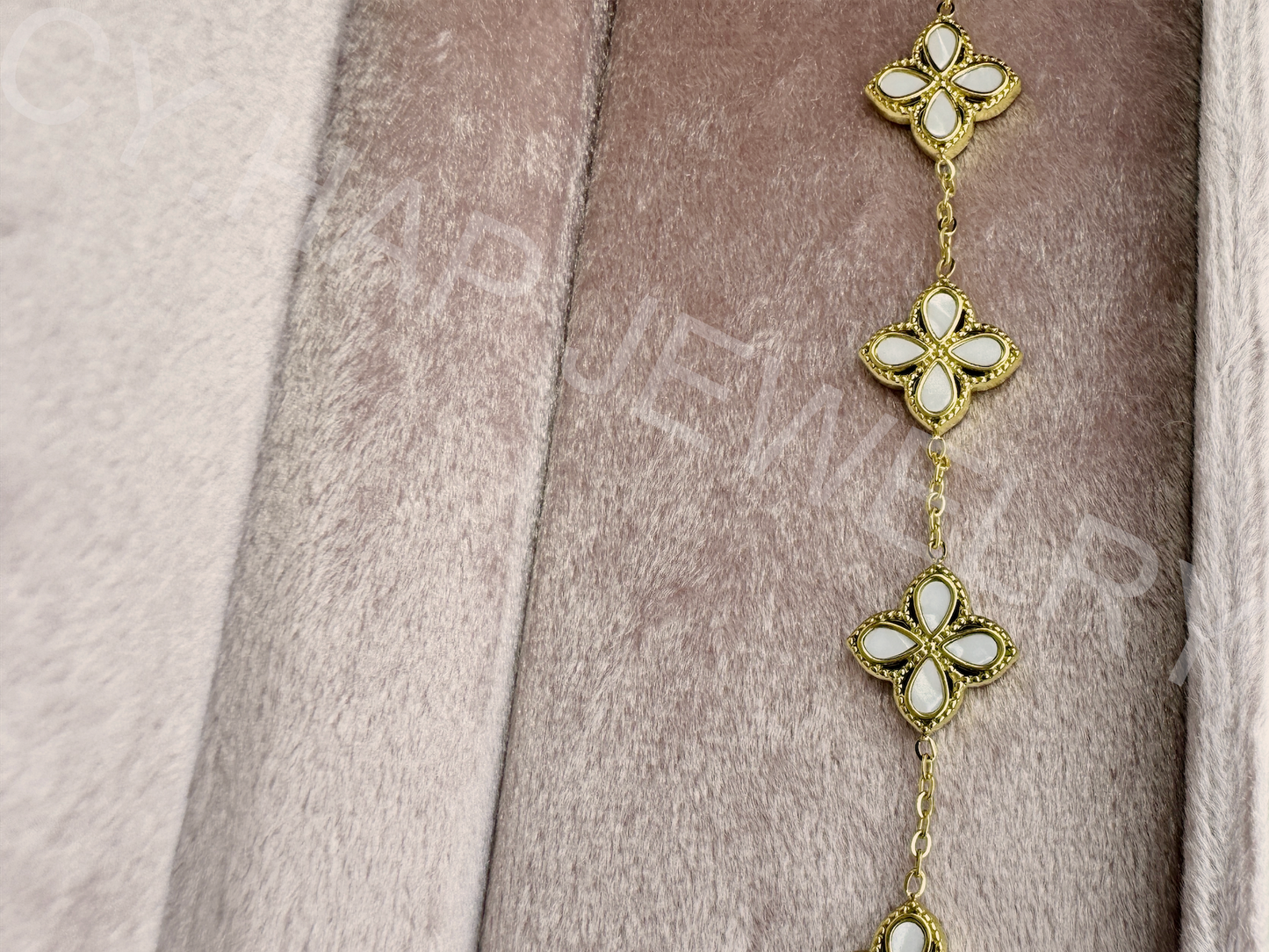 Pearl Shell Four-Leaf Clover Light Luxury Bracelet_JEWELRY