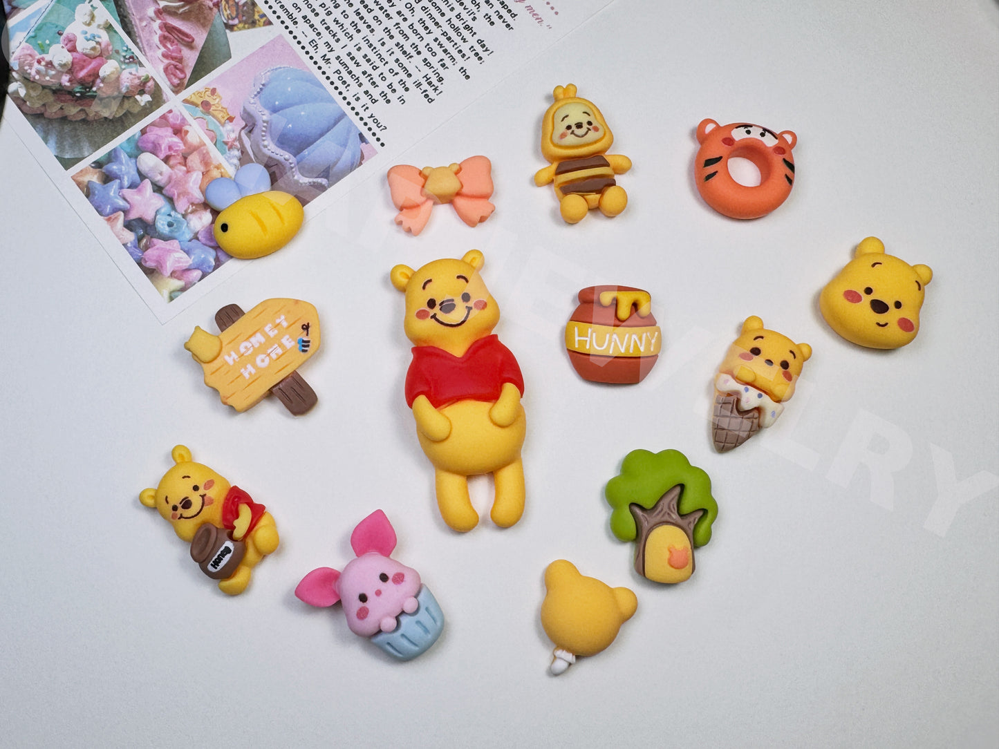Bear winnie the Pooh eating honey_Chuanyi DIY Studio